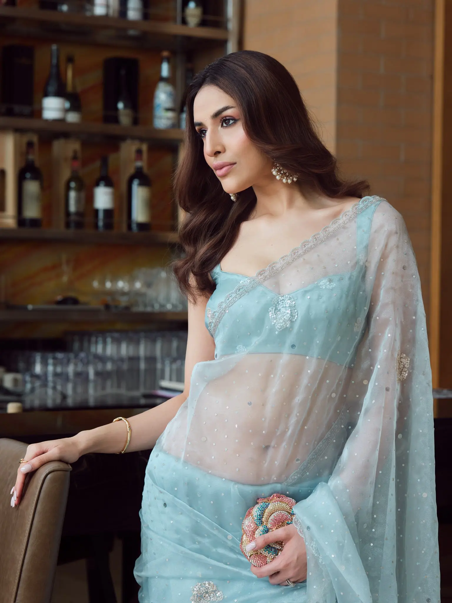 চুলের স্টাইলেও ছিল একইরকম সহজ অথচ আকর্ষণীয় ভাবনা। খোলা সফট ওয়েভি হেয়ারস্টাইল তার মুখাবয়বকে করেছে আরও কোমল ও প্রাণবন্ত। এই হেয়ারস্টাইল পুরো লুকটিকে দিয়েছে এক স্বাভাবিক, অনায়াস সৌন্দর্য।