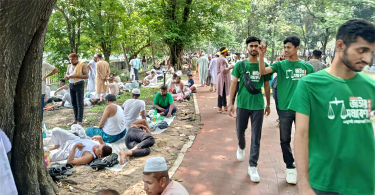 রমনা পার্কেও অবস্থান নিয়েছেন নেতাকর্মীরা