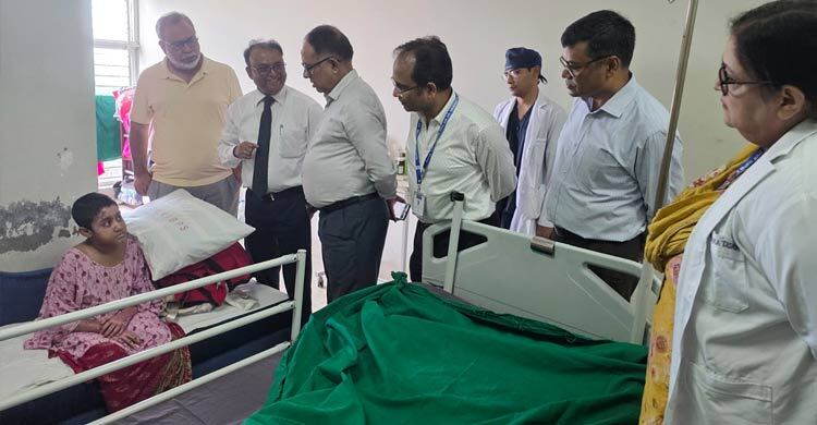 বিমান দুর্ঘটনায় আহতদের দেখতে বার্ন ইনস্টিটিউটে স্বাস্থ্য সচিব