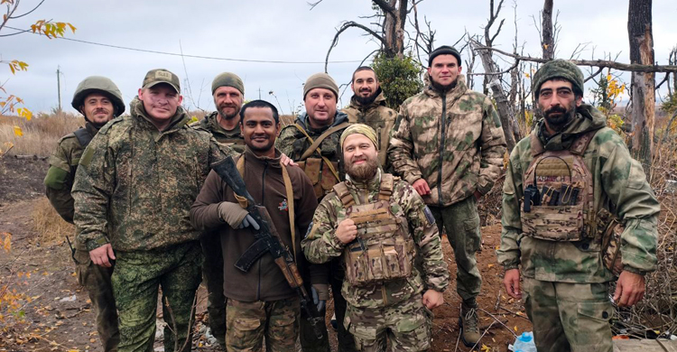 রাশিয়ায় যুদ্ধের ময়দানে সঙ্গীদের সঙ্গে বাংলাদেশি যুবক সোহেল সরদার নীরব (অস্ত্র হাতে)/ছবি: ফেসবুক থেকে সংগৃহীত