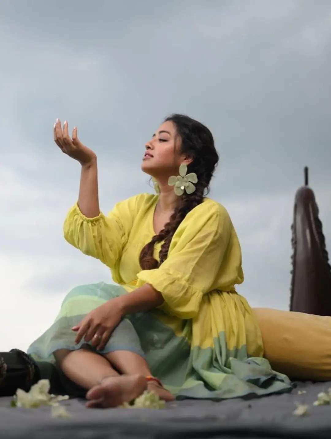 নদীর বুকে সোহিনীর স্বপ্নিল ফ্যাশন মুহূর্ত