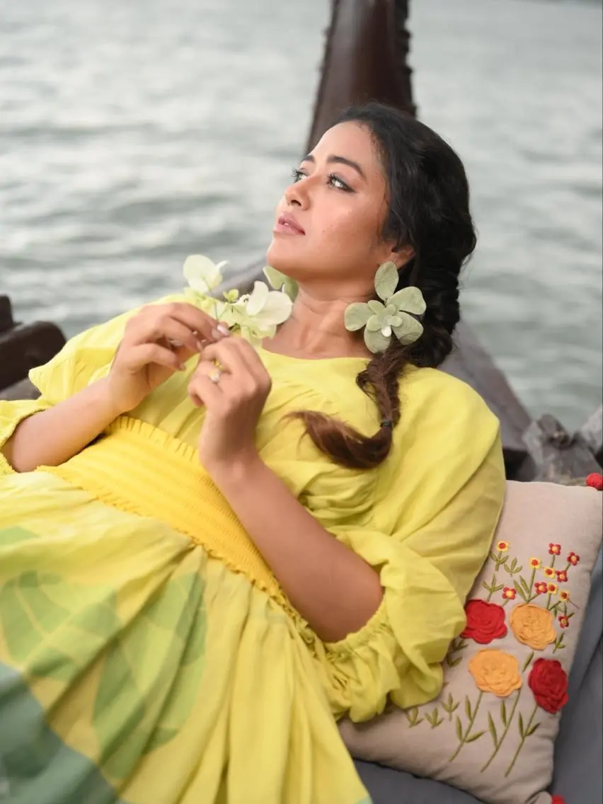 নদীর বুকে সোহিনীর স্বপ্নিল ফ্যাশন মুহূর্ত
