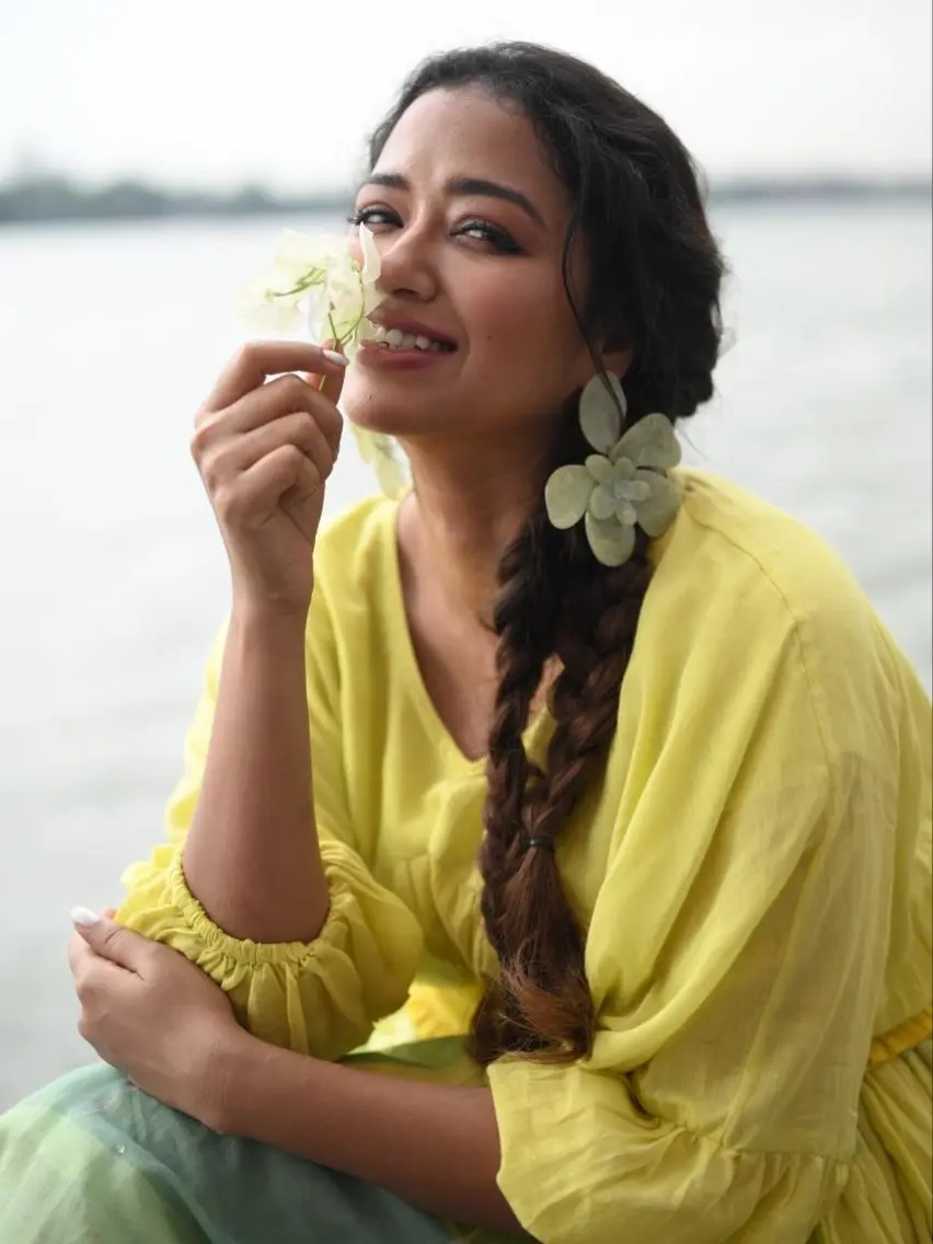 নদীর বুকে সোহিনীর স্বপ্নিল ফ্যাশন মুহূর্ত