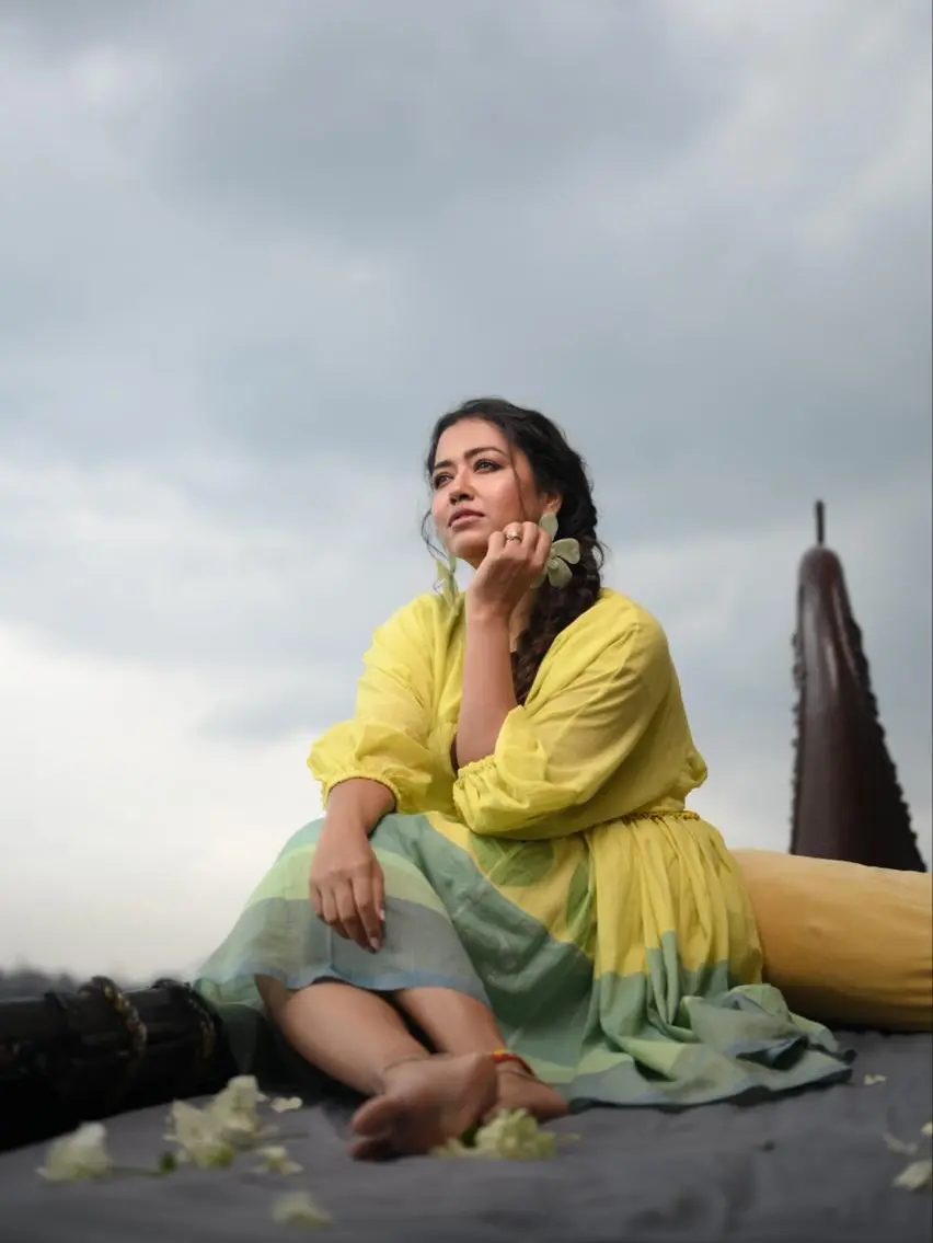 নদীর বুকে সোহিনীর স্বপ্নিল ফ্যাশন মুহূর্ত