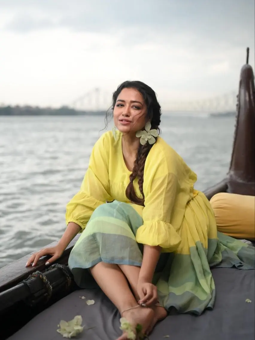 নদীর বুকে সোহিনীর স্বপ্নিল ফ্যাশন মুহূর্ত