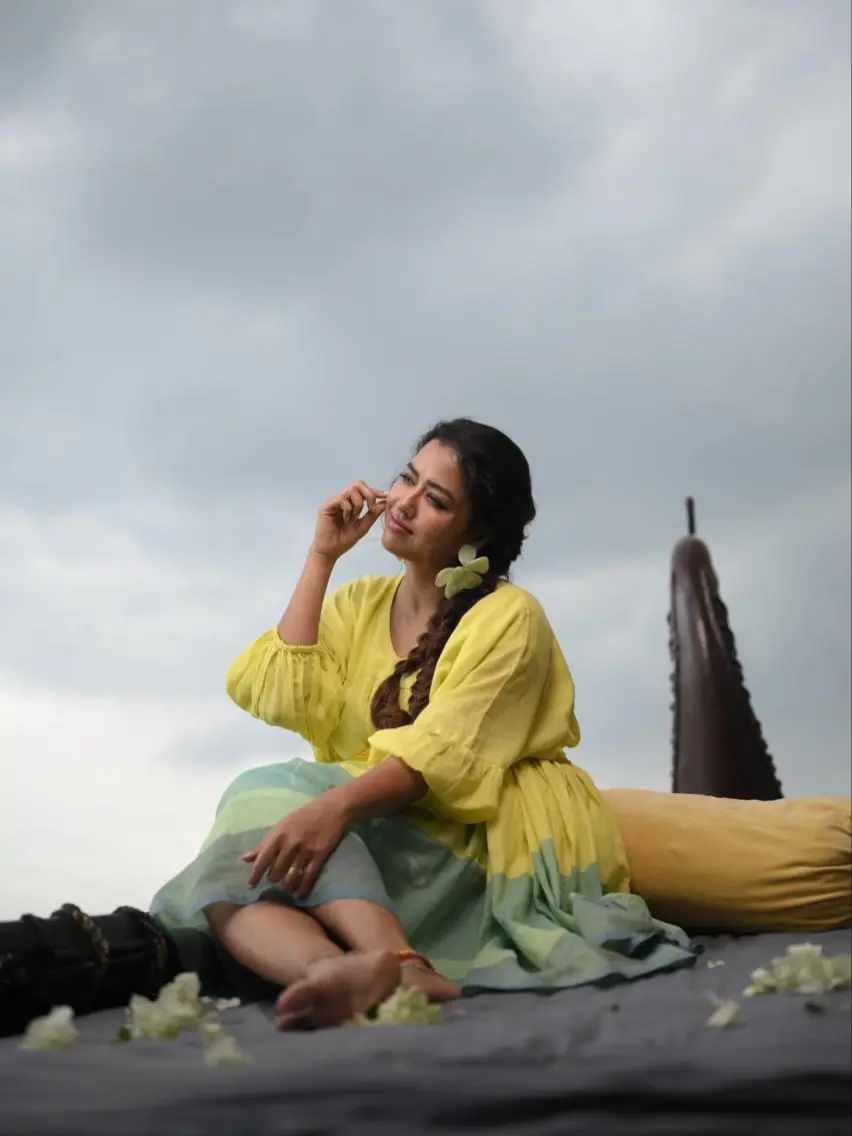 নদীর বুকে সোহিনীর স্বপ্নিল ফ্যাশন মুহূর্ত