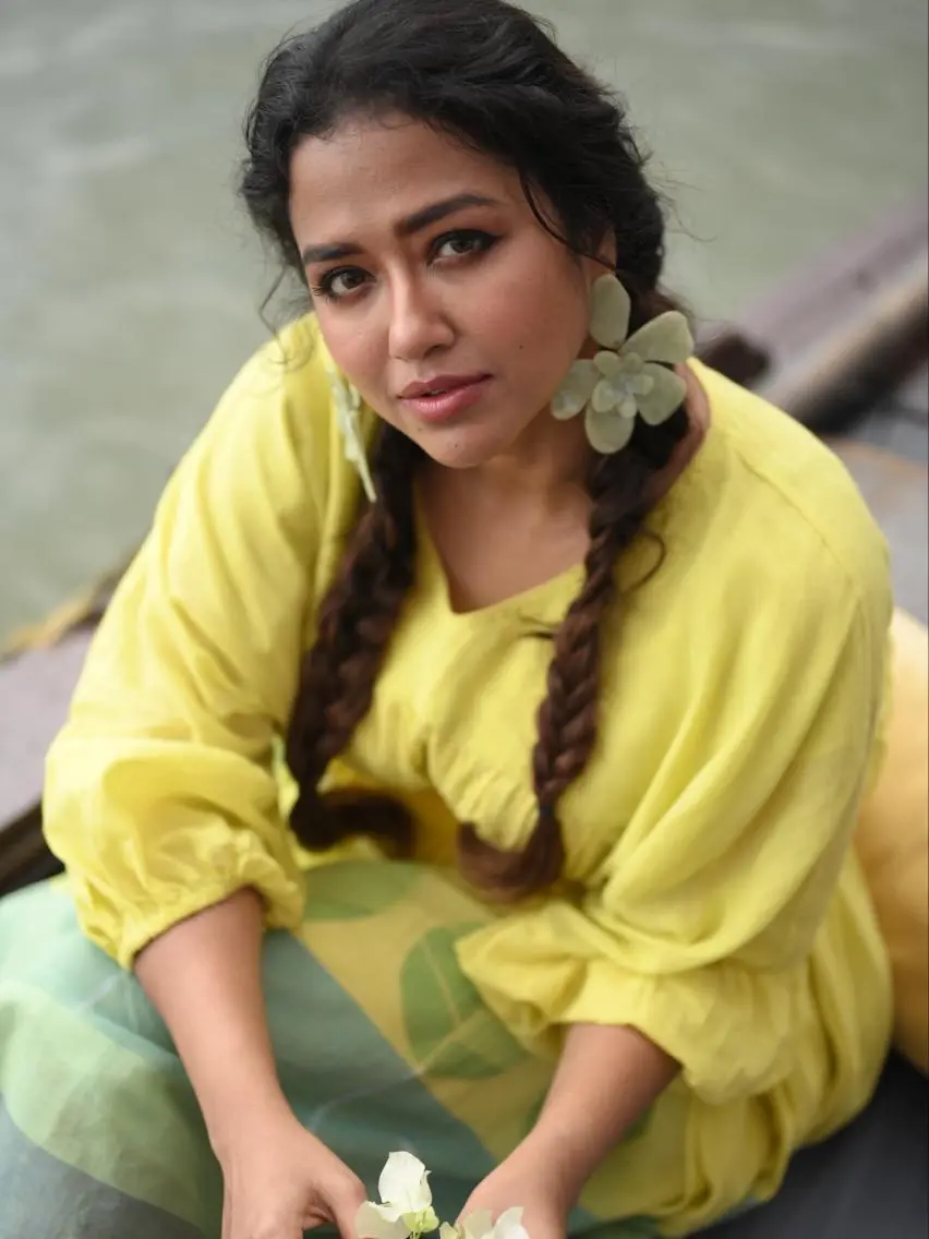 নদীর বুকে সোহিনীর স্বপ্নিল ফ্যাশন মুহূর্ত