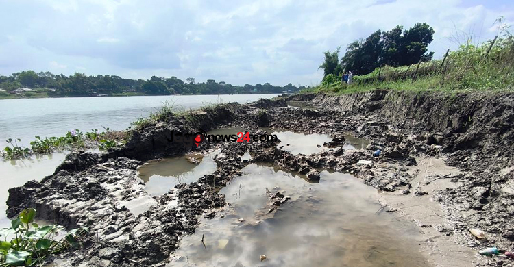 অবৈধভাবে আড়িয়াল খাঁ’র মাটি বিক্রি, ভাঙন আতঙ্কে গ্রামবাসী
