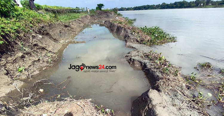 অবৈধভাবে আড়িয়াল খাঁ’র মাটি বিক্রি, ভাঙন আতঙ্কে গ্রামবাসী