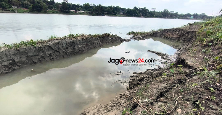 অবৈধভাবে আড়িয়াল খাঁ’র মাটি বিক্রি, ভাঙন আতঙ্কে গ্রামবাসী