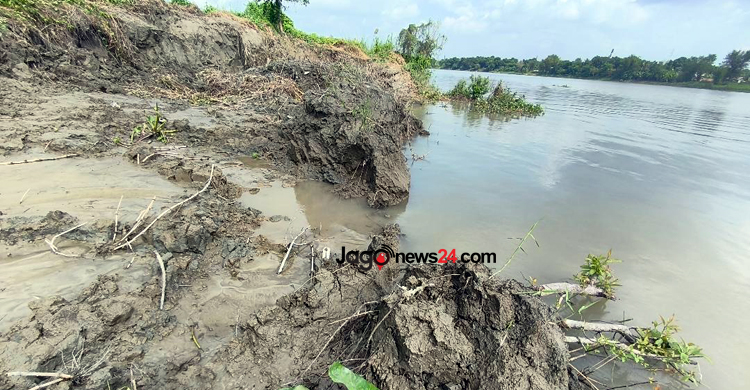 অবৈধভাবে আড়িয়াল খাঁ’র মাটি বিক্রি, ভাঙন আতঙ্কে গ্রামবাসী