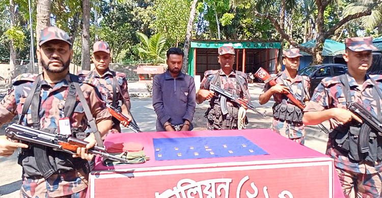 দেড়কেজি সোনার বারসহ পাচারকারী আটক