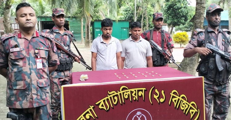 দুই পাচারকারীর পায়ের নিচে মিললো দু’কোটি টাকার সোনা