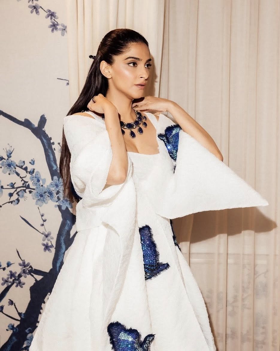 লন্ডন ফ্যাশন উইকের বসন্ত–গ্রীষ্ম ২০২৬ মৌসুমে আর্দেম মোরালিওগ্লুর রেডি-টু-ওয়্যার শোতে সোনম কাপুর