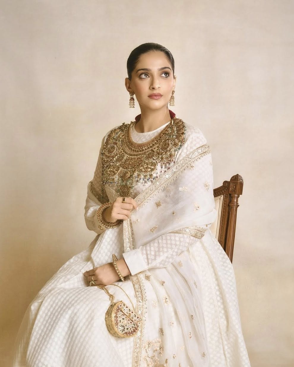 সোনমের মাতৃত্বে স্টাইলের রাজকীয় ছোঁয়া