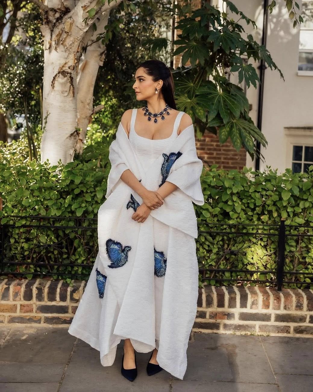 লন্ডন ফ্যাশন উইকের বসন্ত–গ্রীষ্ম ২০২৬ মৌসুমে আর্দেম মোরালিওগ্লুর রেডি-টু-ওয়্যার শোতে সোনম কাপুর