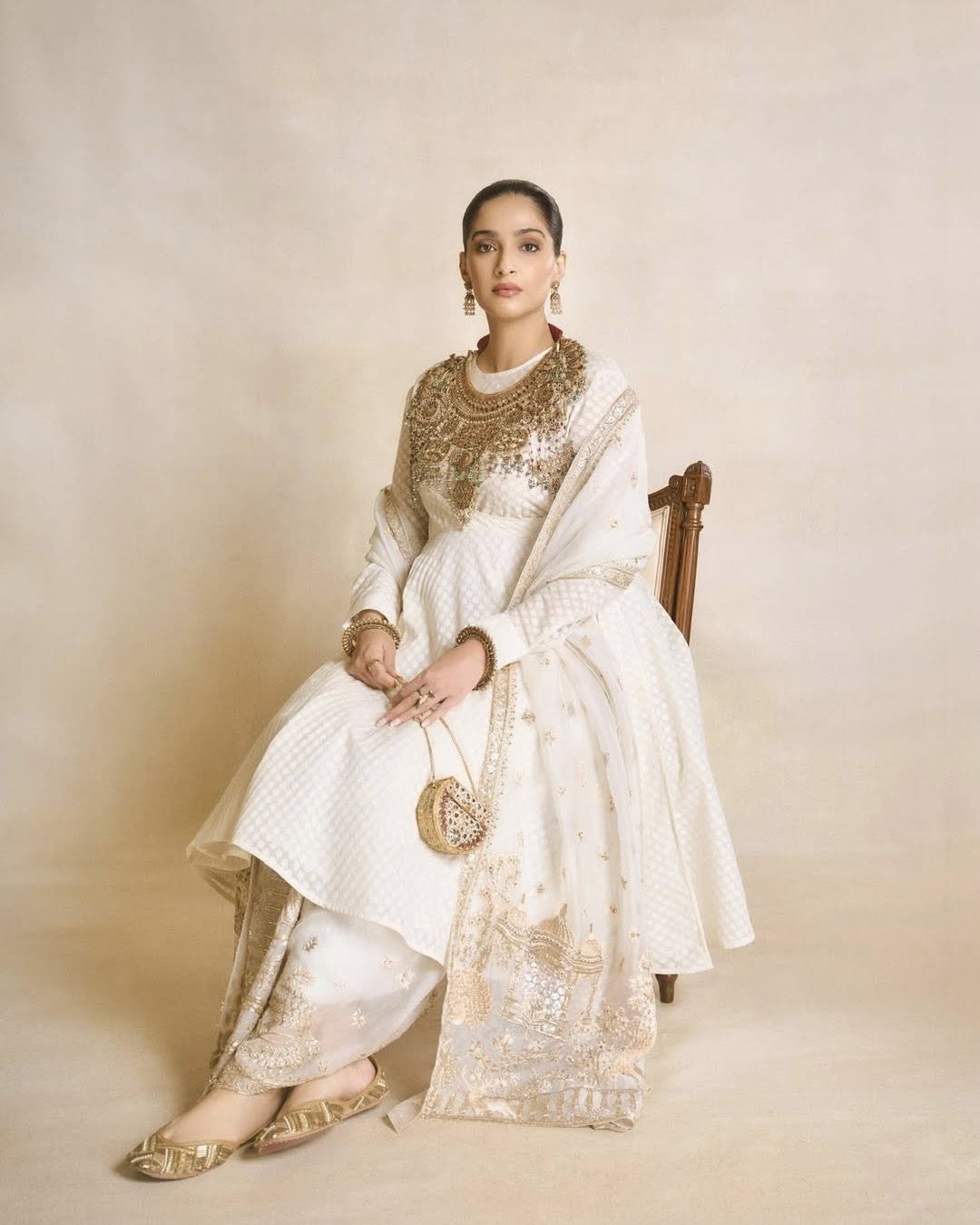 সোনমের মাতৃত্বে স্টাইলের রাজকীয় ছোঁয়া