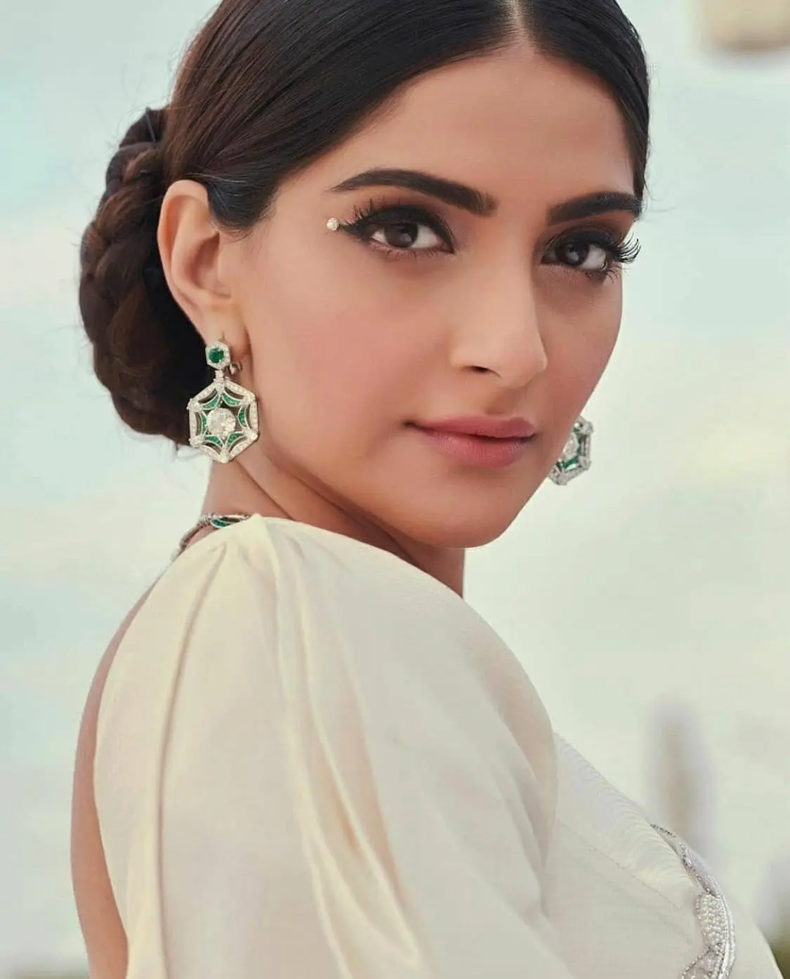 ব্যাকলেস ব্লাউজ ও সাদাশাড়িতে মুগ্ধতা ছড়াচ্ছেন সোনম