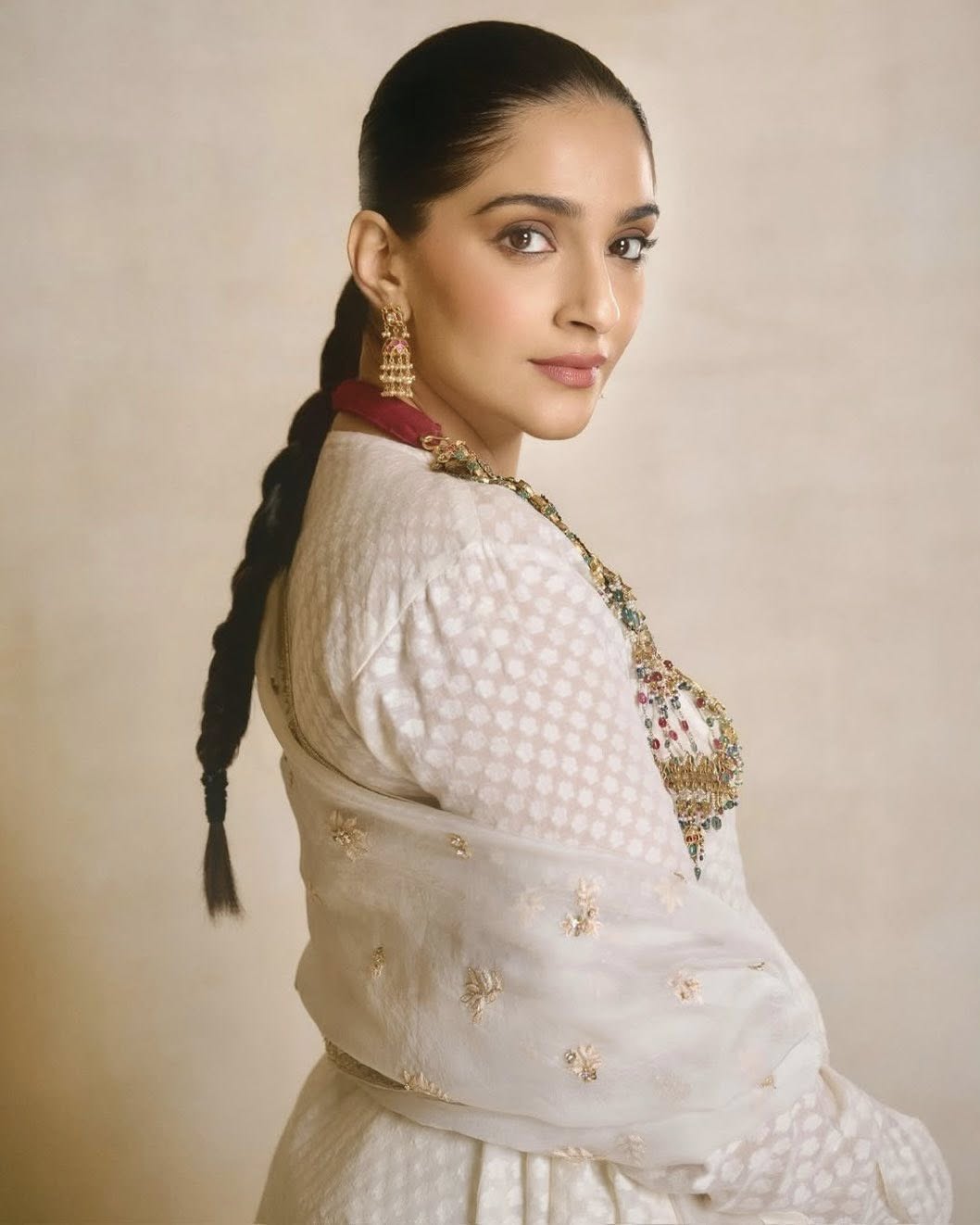 সোনমের মাতৃত্বে স্টাইলের রাজকীয় ছোঁয়া