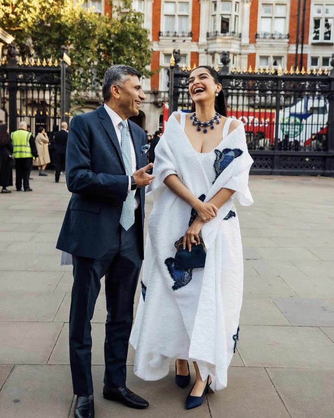 লন্ডন ফ্যাশন উইকের বসন্ত–গ্রীষ্ম ২০২৬ মৌসুমে আর্দেম মোরালিওগ্লুর রেডি-টু-ওয়্যার শোতে সোনম কাপুর