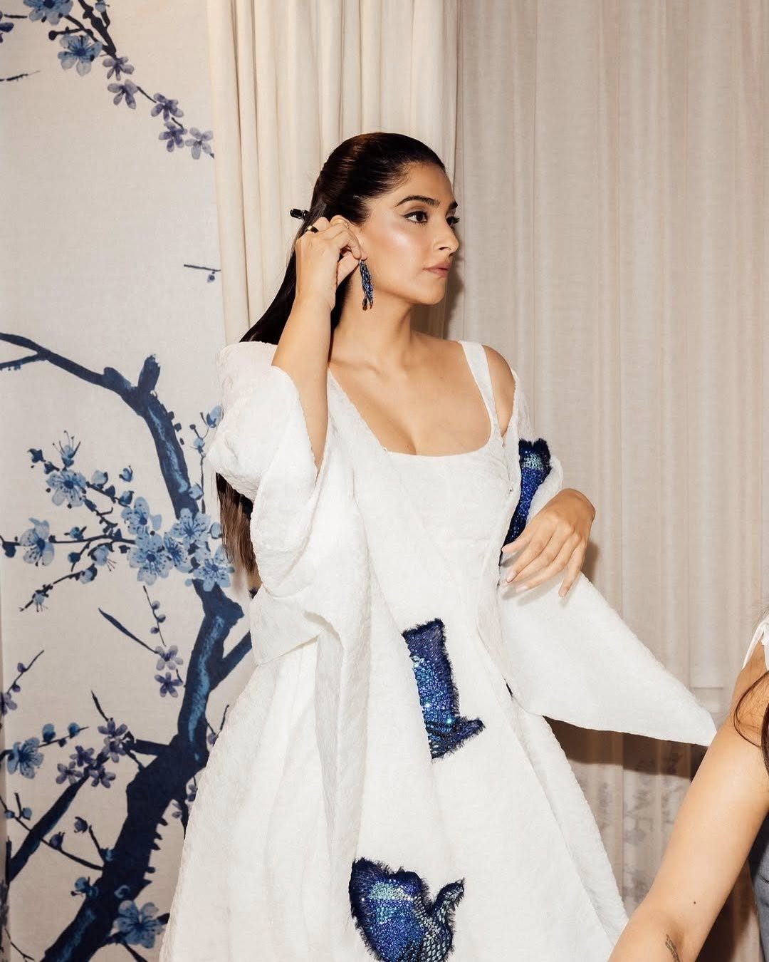 লন্ডন ফ্যাশন উইকের বসন্ত–গ্রীষ্ম ২০২৬ মৌসুমে আর্দেম মোরালিওগ্লুর রেডি-টু-ওয়্যার শোতে সোনম কাপুর