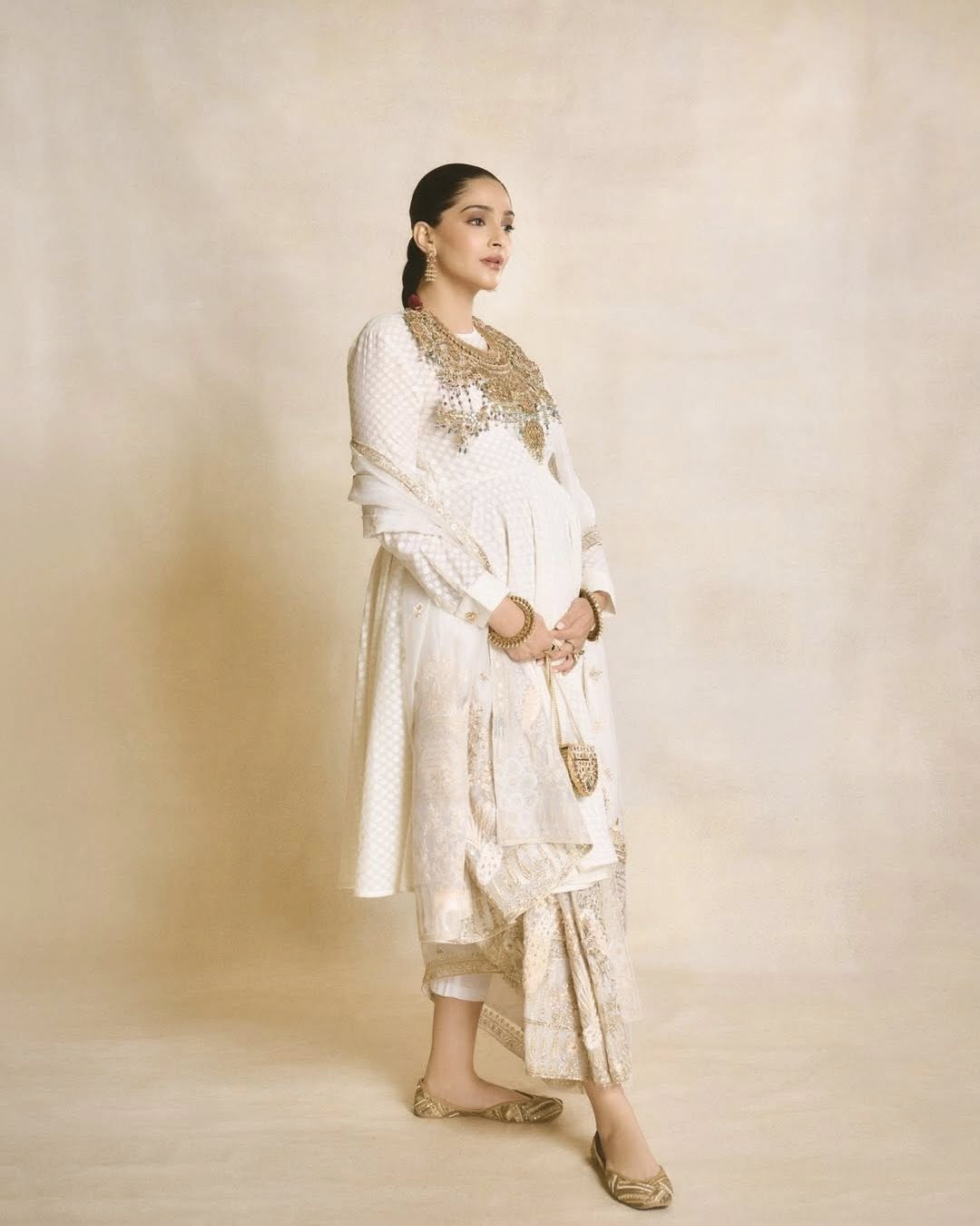 সোনমের মাতৃত্বে স্টাইলের রাজকীয় ছোঁয়া