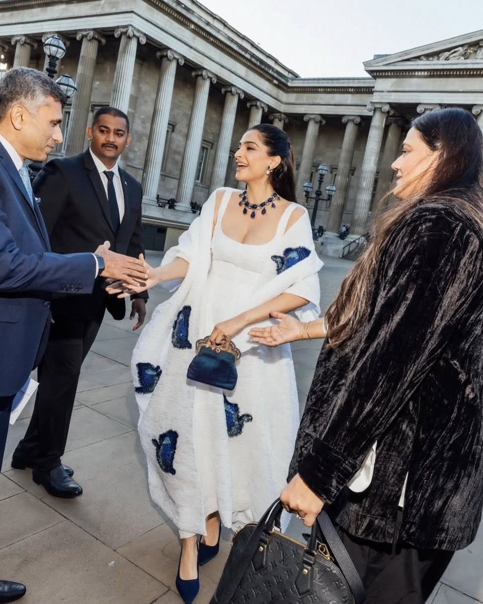 লন্ডন ফ্যাশন উইকের বসন্ত–গ্রীষ্ম ২০২৬ মৌসুমে আর্দেম মোরালিওগ্লুর রেডি-টু-ওয়্যার শোতে সোনম কাপুর