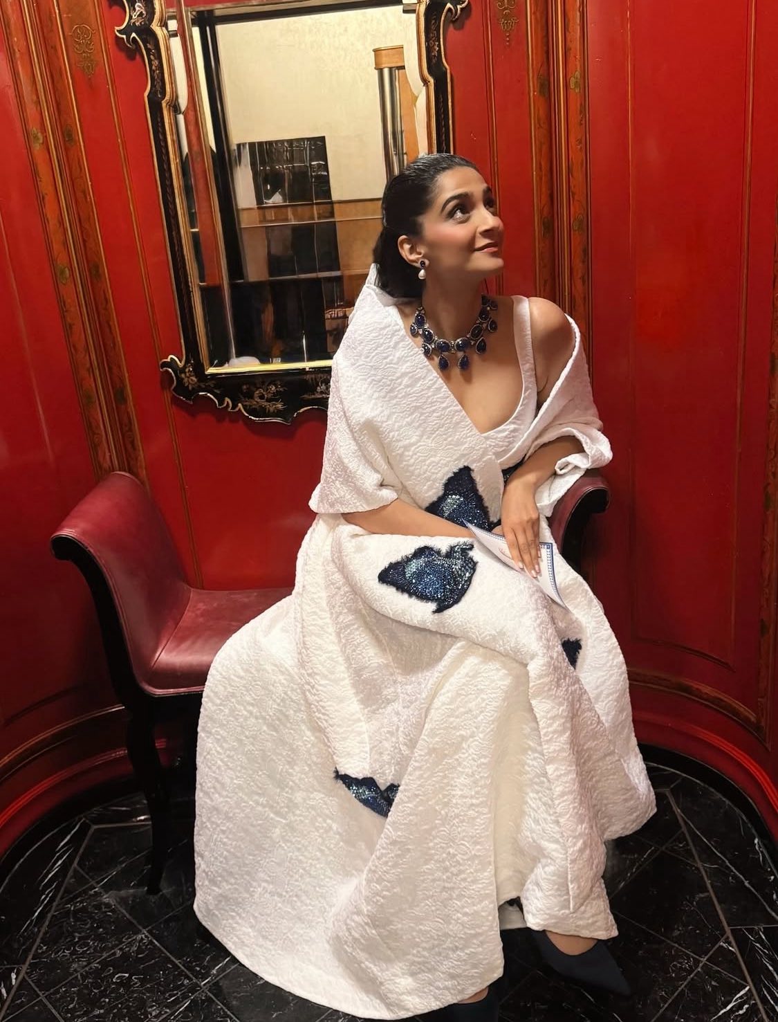 লন্ডন ফ্যাশন উইকের বসন্ত–গ্রীষ্ম ২০২৬ মৌসুমে আর্দেম মোরালিওগ্লুর রেডি-টু-ওয়্যার শোতে সোনম কাপুর