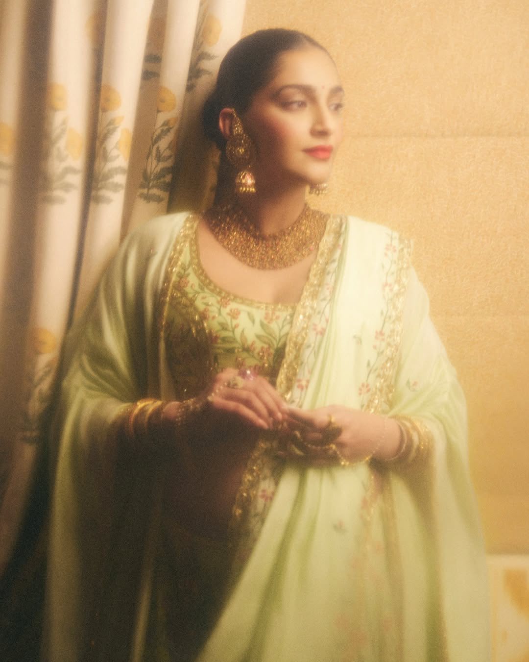 মোগল ছোঁয়ায় সোনমের বেবি শাওয়ার সাজ