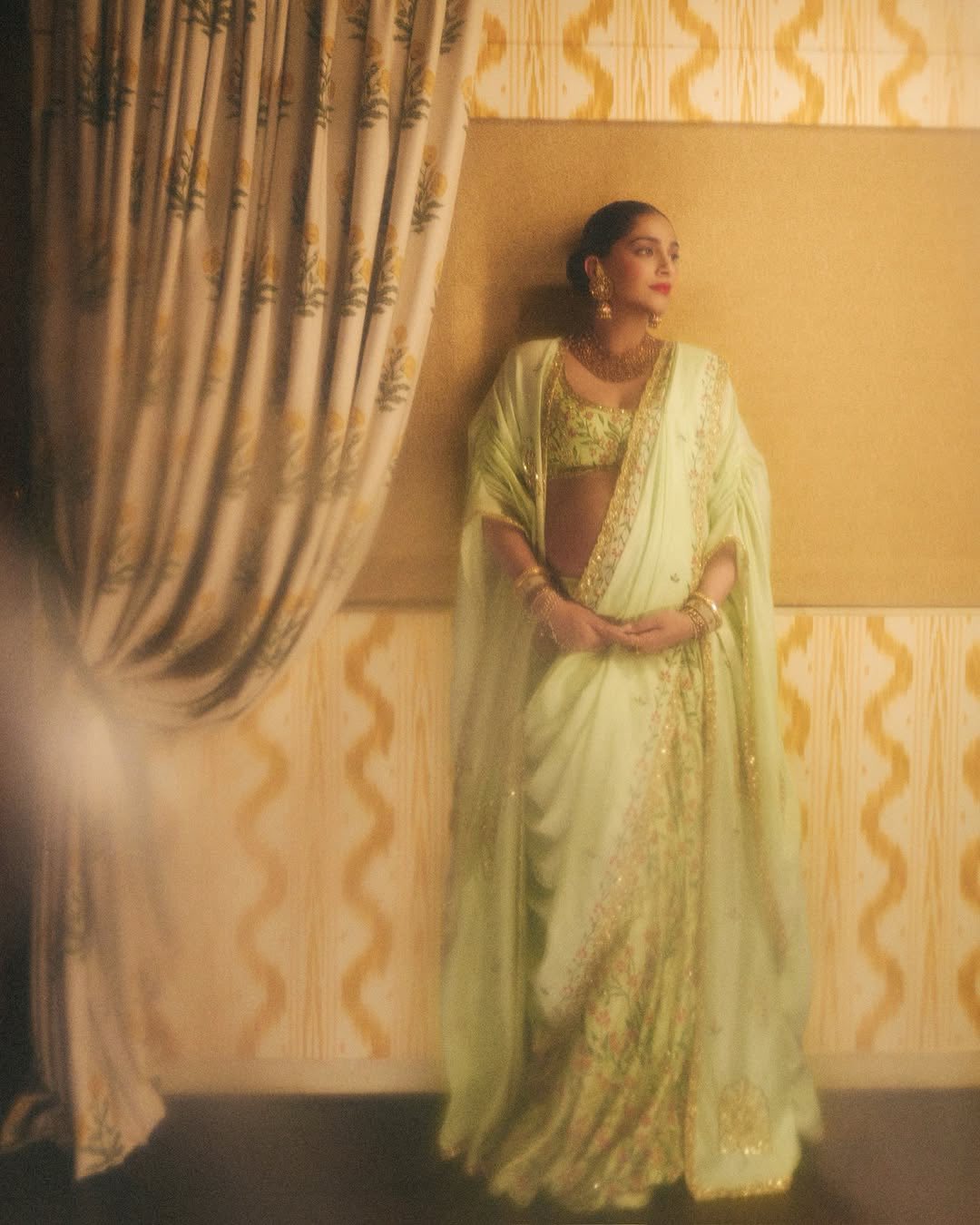 মোগল ছোঁয়ায় সোনমের বেবি শাওয়ার সাজ