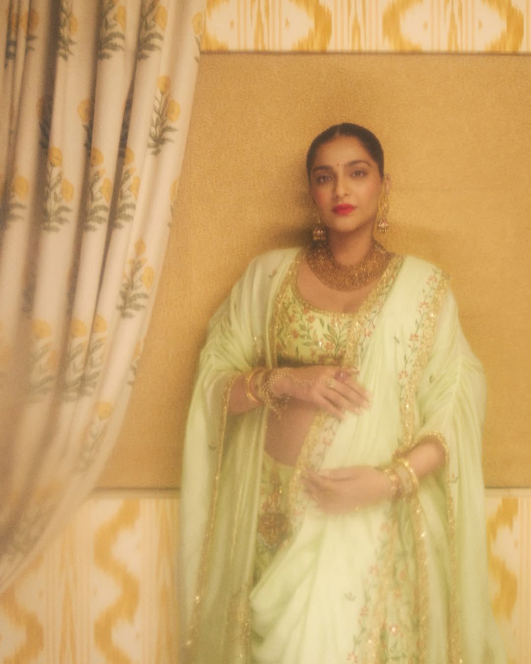 মোগল ছোঁয়ায় সোনমের বেবি শাওয়ার সাজ