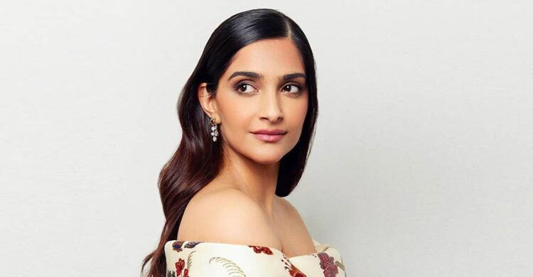 মা হওয়ার দুদিন পরেই সন্তানের ছবি প্রকশ্যে আনলেন সোনম কাপুর