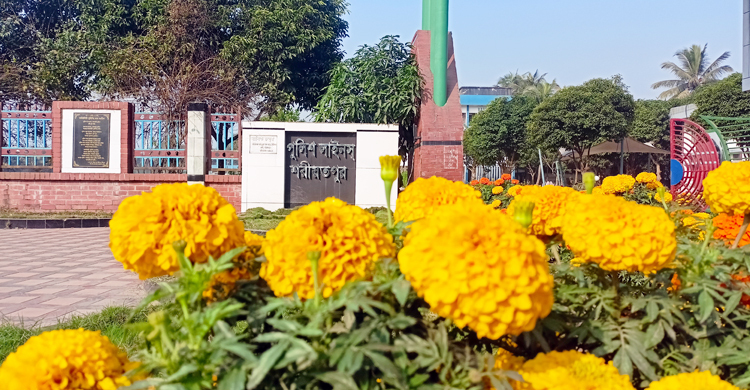 মুগ্ধতা ছড়াচ্ছে পুলিশলাইনের গাঁদা ফুলের বাহারি সৌন্দর্য