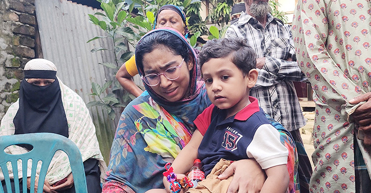 শত মানুষের ভিড়ে বাবাকে খুঁজছে কালামের দুই অবুঝ সন্তান