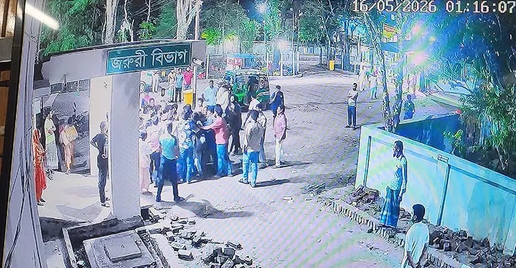 মব করে চিকিৎসকের ওপর হামলা, এয়ার অ্যাম্বুলেন্সে পাঠানো হলো ঢাকায়