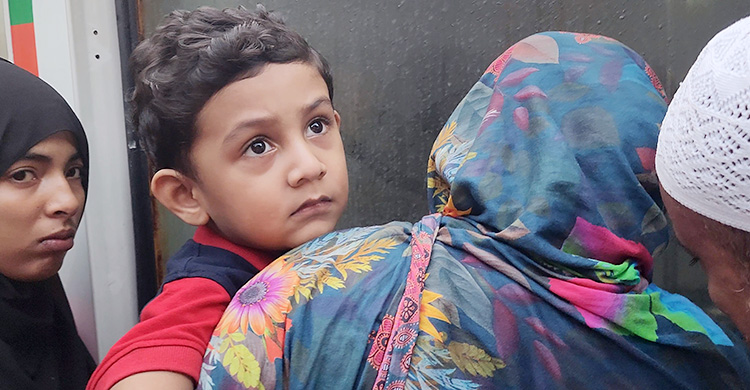 শত মানুষের ভিড়ে বাবাকে খুঁজছে কালামের দুই অবুঝ সন্তান