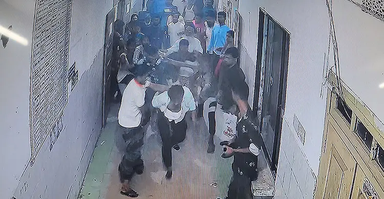 মব করে চিকিৎসকের ওপর হামলা, এয়ার অ্যাম্বুলেন্সে পাঠানো হলো ঢাকায়