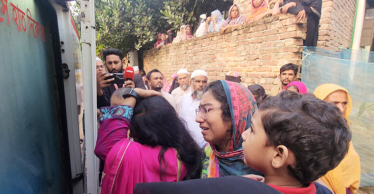 শত মানুষের ভিড়ে বাবাকে খুঁজছে কালামের দুই অবুঝ সন্তান