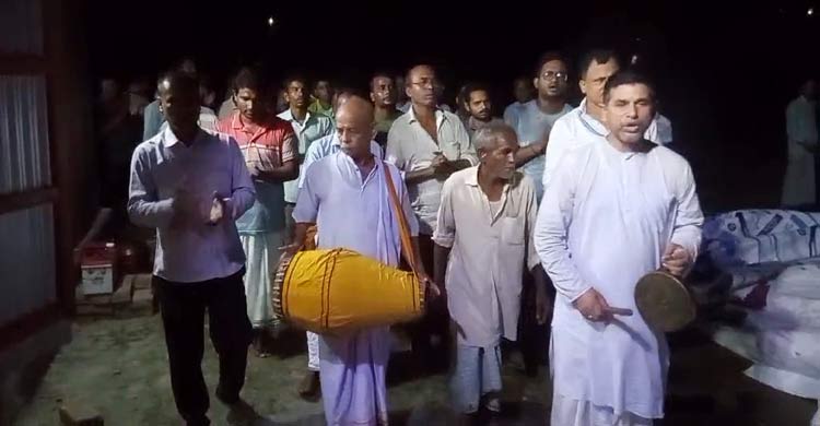 মোমবাতি জ্বালিয়ে মন্দিরে বৃষ্টির জন্য বিশেষ প্রার্থনা