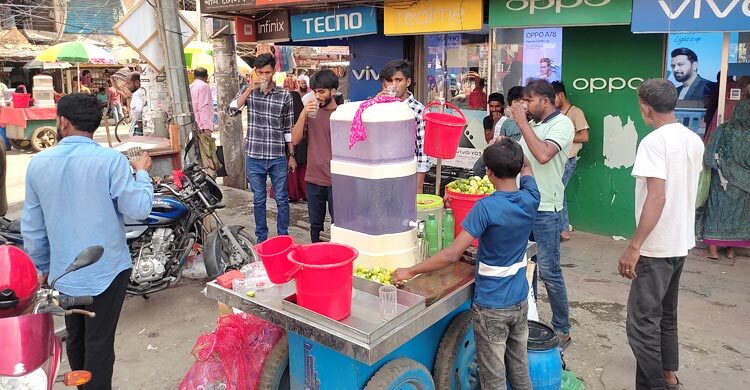 দাবদাহে রমরমা শরবত বিক্রি