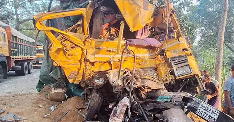 নাটোরের ভয়াবহ দুর্ঘটনার আগ মুহূর্তের বর্ণনা দিলেন বেঁচে যাওয়া যাত্রী