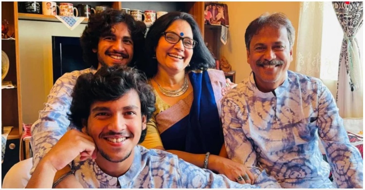 বাবা ও মায়ের সঙ্গে সৌম্য ও দিব্য