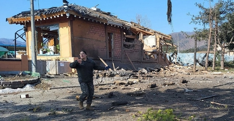 ভুল করে বাড়ির ওপর বোমা ফেললো দক্ষিণ কোরিয়ার যুদ্ধবিমান, আহত ১৫