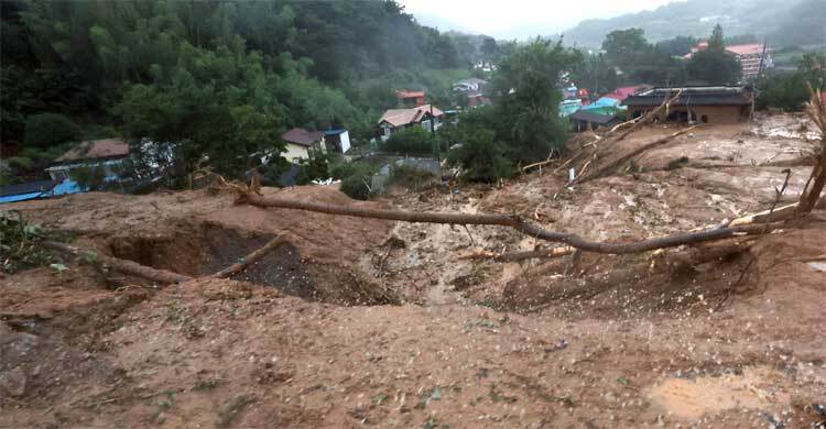 দক্ষিণ কোরিয়ায় বন্যা-ভূমিধসে নিহত বেড়ে ১৪