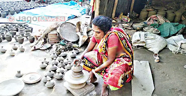 চাকা ঘোরে কিন্তু ভাগ্য ফেরে না মৃৎশিল্পীদের