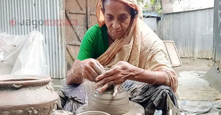 চাকা ঘোরে কিন্তু ভাগ্য ফেরে না মৃৎশিল্পীদের