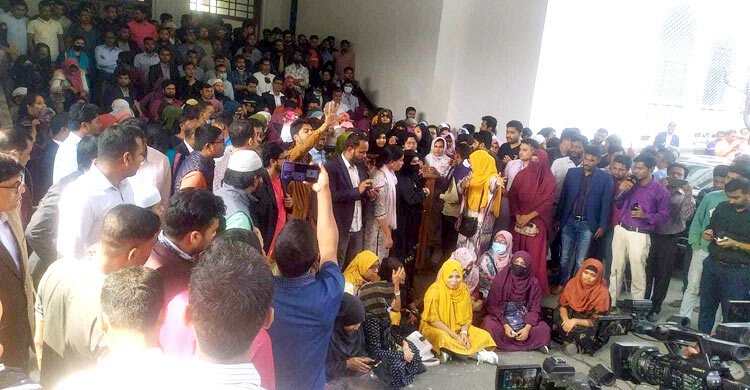 প্রাথমিকের নিয়োগ বাতিলের রায়ের প্রতিবাদে আদালতে বিক্ষোভ-কান্না