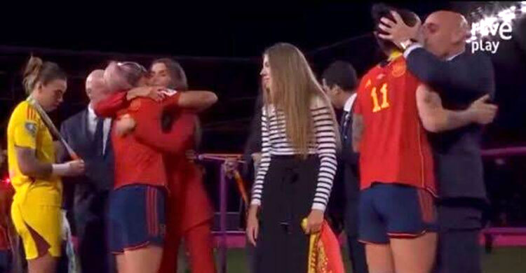 নারী ফুটবলারকে জাপটে ধরে চুমু ফেডারেশন প্রধানের, বিতর্ক তুঙ্গে