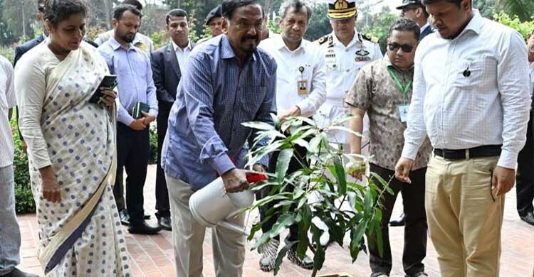 সংসদ ভবন প্রাঙ্গণে গাছ লাগালেন স্পিকার-ডেপুটি স্পিকার