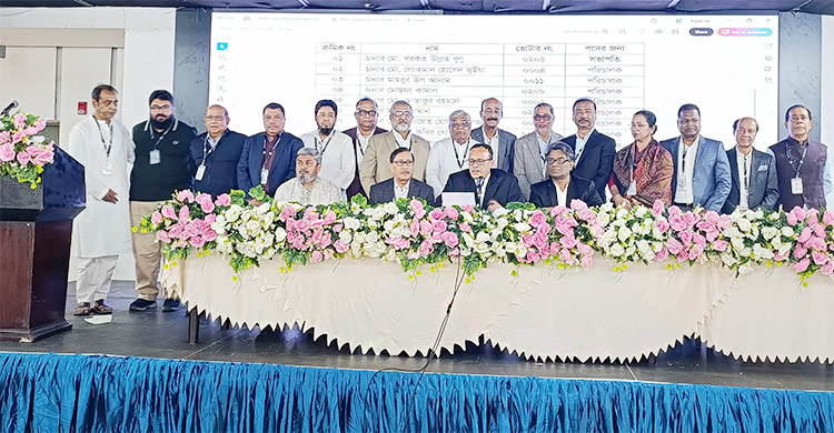 মোহামেডানের সভাপতি বরকত উল্লাহ বুলু, ডাইরেক্টর ইন-চার্জ লোকমান হোসেন